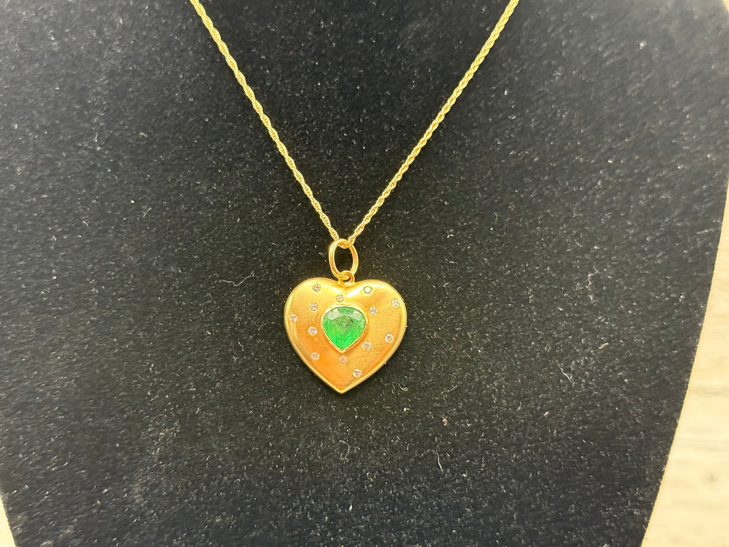 Emerald Solitaire Pendant – 14k Yellow Gold with White Diamonds